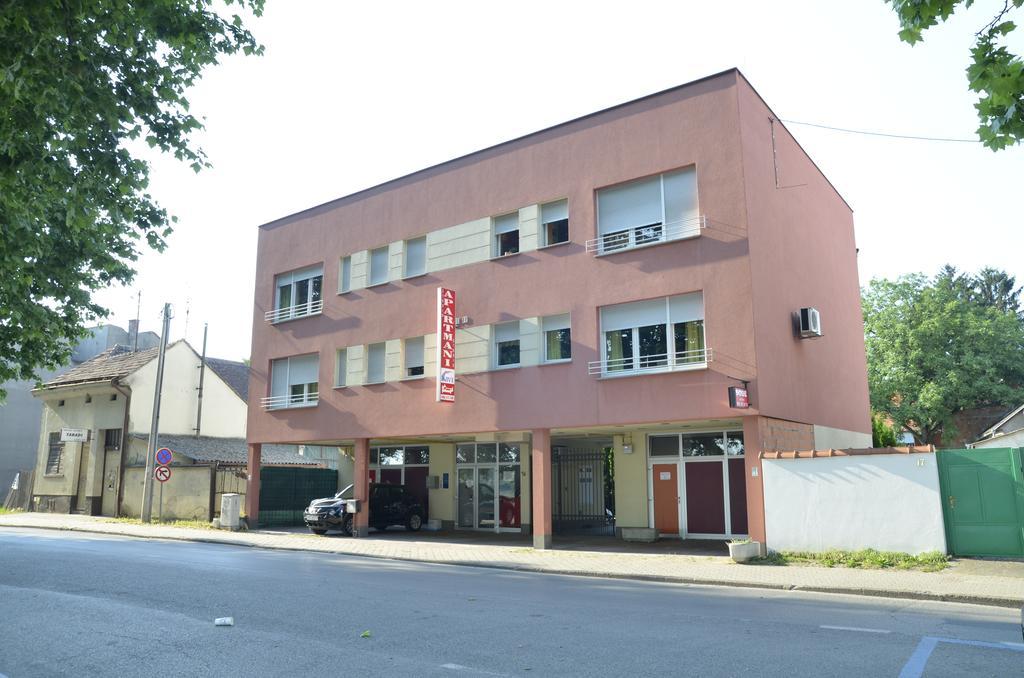 Guesthouse Sava スラヴォンスキ・ブロド エクステリア 写真